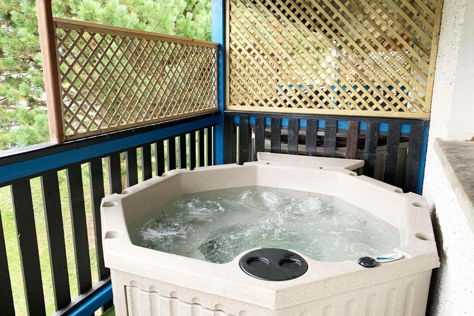 Rathlin Apartment - 2 Bedroom With Hot Tub バリーキャッスル エクステリア 写真